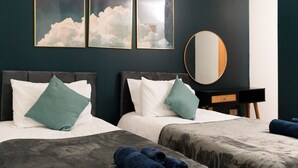 A hotel room with two beds, a large mirror, and artwork on the wall. - Central Leicester Gem | Sleeps 5 | FREE PARKING (Leicester)