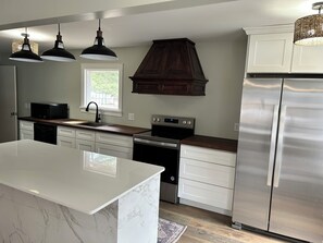 Fridge, microwave, oven, stovetop - Charming 1-bedroom house in Chetek with WiFi, AC (Chetek)