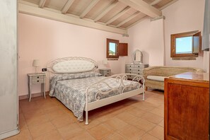 1 bedroom, bed sheets