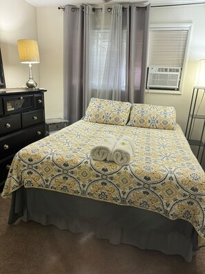 2 dormitorios, tabla de planchar con plancha, cuna de viaje