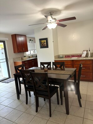 Dining - Hale Koolau 2-bedroom house with WiFi, W/D and AC in lovely Kaneohe 30days (Kaneohe)