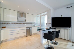 Fridge, microwave, oven, stovetop - Apartment 'Cal Albir Atico' with Shared Pool, Wi-Fi and Air Conditioning (albir)