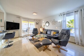 TV - Apartment 'Cal Albir Atico' with Shared Pool, Wi-Fi and Air Conditioning (albir)