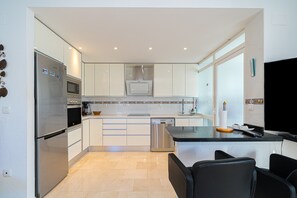 Fridge, microwave, oven, stovetop - Apartment 'Cal Albir Atico' with Shared Pool, Wi-Fi and Air Conditioning (albir)