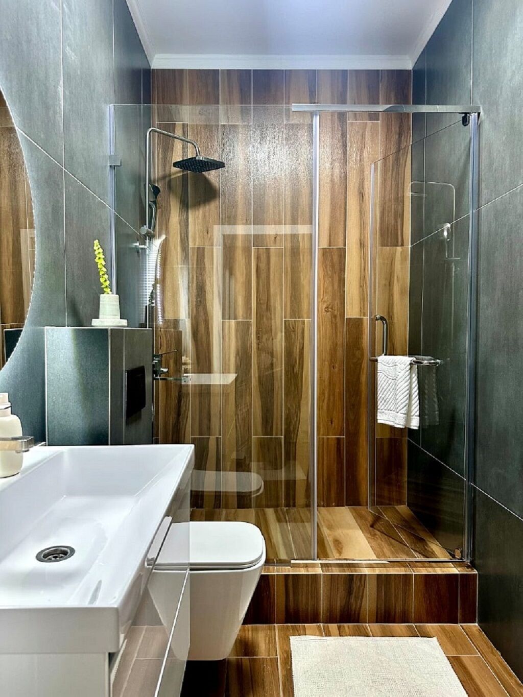 Suihku, hiustenkuivaaja, pyyhkeet, saippua