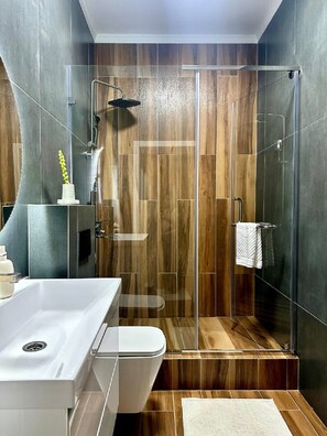 Chuveiro, secador de cabelo, toalhas de banho, sabonete