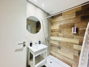 Shower, bidet, towels, soap - Excellent apartment with patio, Independence Park (Rosario)