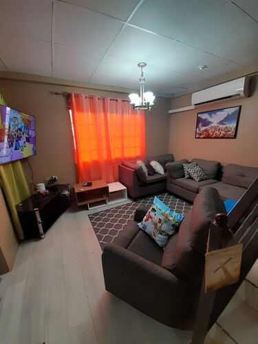 Lovely Vacation 2-bedroom townhome with WiFi, AC in San Fernando
