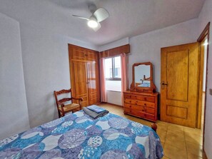 3 chambres, fer et planche à repasser, Wi-Fi, draps fournis