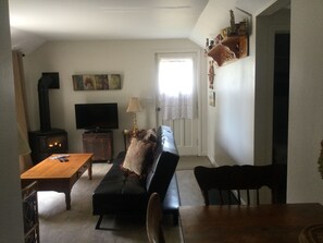 Smart-tv, een open haard en boeken