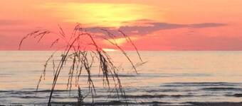 Cottage Retreat 75 Steps from the shores of spectacular Lake Huron, Sauble Beach