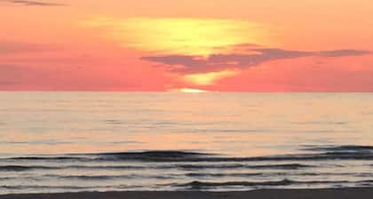 Cottage Retreat 75 Steps from the shores of spectacular Lake Huron, Sauble Beach