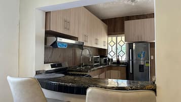 Fridge, oven, stovetop, coffee/tea maker