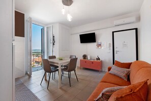 TV - Apartment 'Diamond House Holiday' with Mountain View, Wi-Fi and Air Conditioning (Capiago Intimiano)