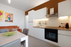 Fridge, oven, stovetop, coffee/tea maker