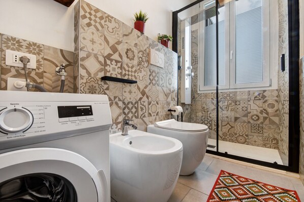 Shower, hair dryer, towels