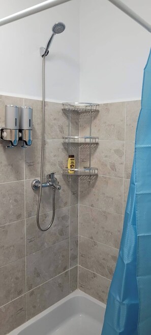 ヘアドライヤー、タオル、石鹸、トイレットペーパー