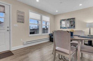 Dining - Cozy 1-bedroom condo in Lavallette, located 1 block from beach (Lavallette)