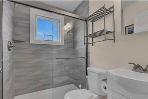 Shower, hair dryer, towels, soap - Cozy 1-bedroom condo in Lavallette, located 1 block from beach (Lavallette)