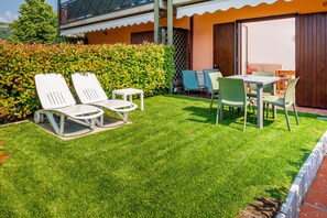 Outdoor dining - 621A La Cross Apartments (Garda)