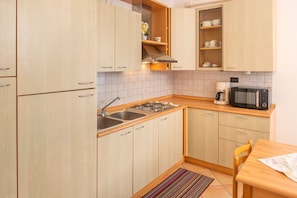 Réfrigérateur, micro-ondes, plaque de cuisson, lave-vaisselle