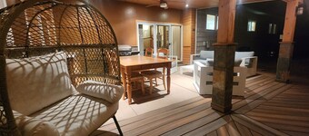 Spacious 4BD/2.5BA, sleeps 10+. Yard, views, trail & river access. 30+ days.