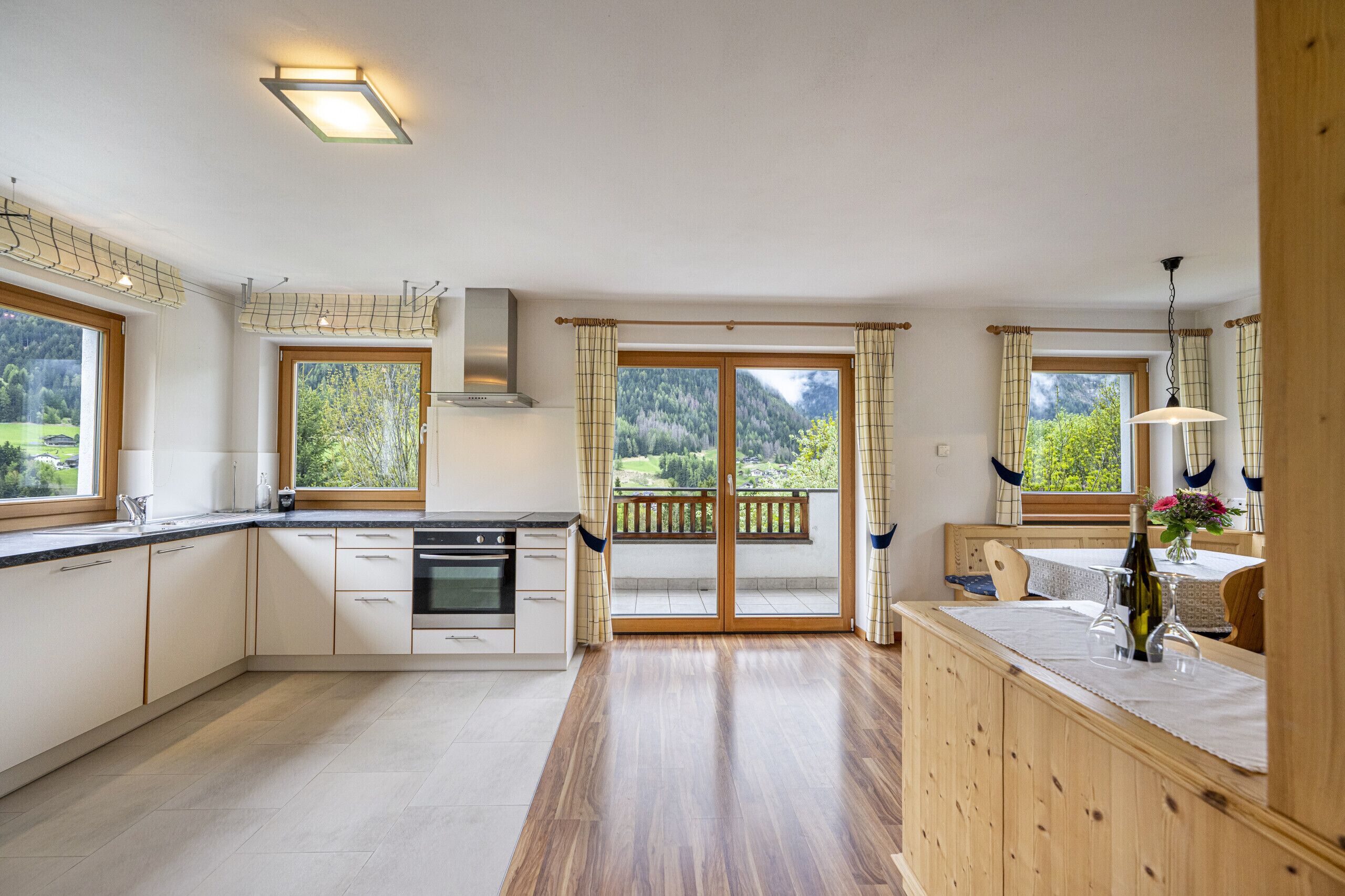 Refrigerador, microondas, lavavajillas y utensilios de cocina 