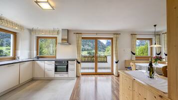 Frigorífico, microondas, lavavajillas y utensilios de cocina