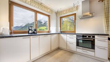 Kühlschrank, Mikrowelle, Geschirrspüler, Kochgeschirr/Geschirr/Besteck