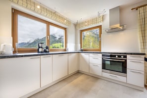 Fridge, microwave, dishwasher, cookware/dishes/utensils