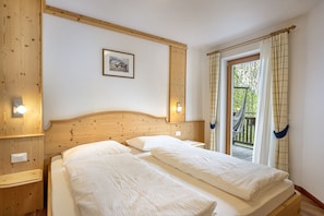 Travel cot, free WiFi, bed sheets