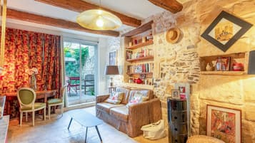 TV, peis, DVD-spiller og stereoanlegg