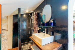 Dusche, Haartrockner, Handtücher