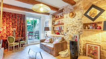 Televisión, chimenea, reproductor de DVD, estéreo