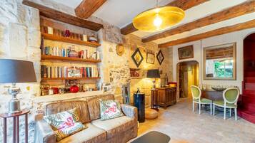 Fernseher, Kamin, DVD-Player, Stereoanlage