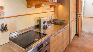 Wasserkocher mit Kaffee-/Teezubehör, Kühlschrank, Ofen, Geschirrspüler