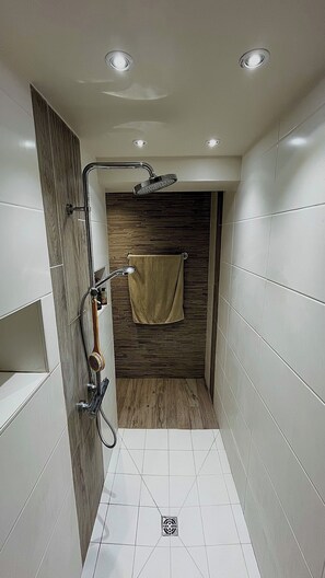 Dusche, Haartrockner, Handtücher, Toilettenpapier