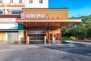 A hotel entrance with a covered walkway and a sign indicating the name. - Yitel Hotel(Guangzhou Pazhou Exhibition Center Canton Tower) (Guangzhou)
