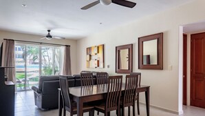 Comfort Apartment, Balcony, Garden View | Dining room