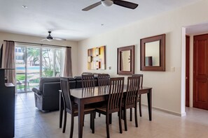 Apartamento conforto, sacada, vista para o jardim | Sala de jantar