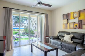 Căn hộ tiện nghi đơn giản, ban công, quang cảnh vườn | Phòng khách | Smart TV 60-inch có truyền hình cáp, Netflix, dịch vụ stream 