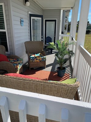 Terrace/patio - Charming Quiet condo on the pond, 3 bed, 2 bath, ground floor, 4 miles to beach! (Gulf Shores)