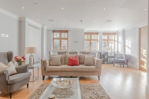 Télévision, jeux vidéo, table de tennis de table, livres