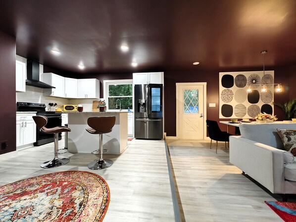 Réfrigérateur, micro-ondes, four, plaque de cuisson