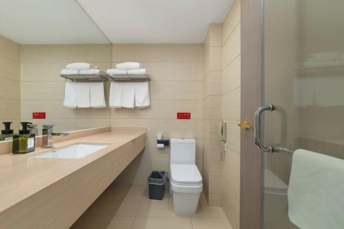 Ein modernes Badezimmer mit Waschbecken, Toilette und Dusche.