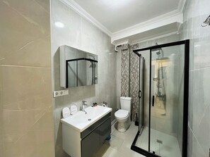 Hair dryer, towels, soap, shampoo - Two-Bedroom Apartment in Taksim - No: 6 (İstanbul)
