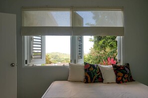 2 bedrooms, desk, WiFi, bed sheets