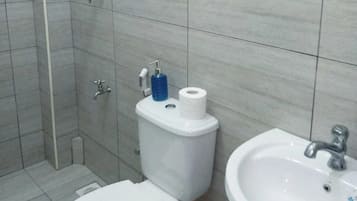 Doccia, asciugamani, sapone, carta igienica