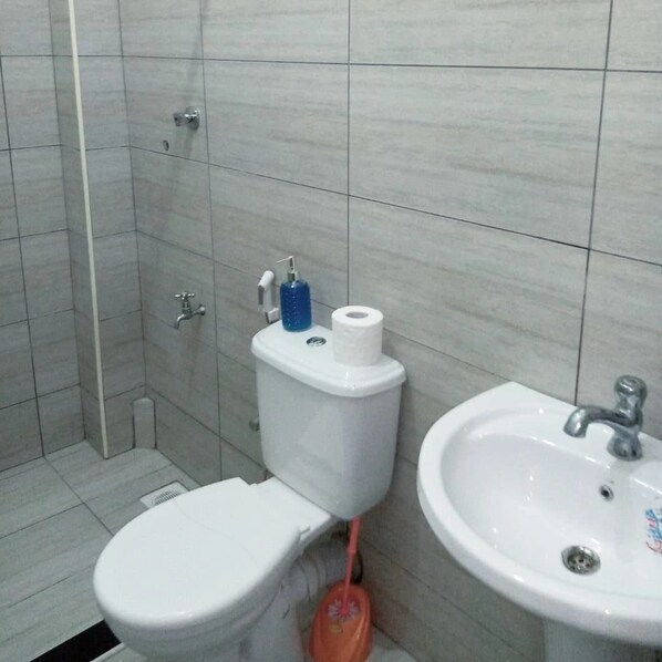 A bathroom with a toilet, bidet, and sink. - Cozy studio in enjoyable Mtwapa with WiFi, (Mtwapa)