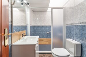 Shower, hair dryer, towels - Apartment 'Rosi-1' with Private Terrace, Wi-Fi and Air Conditioning (Frontera)